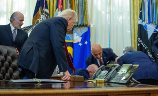 Мъж припадна зад Тръмп на пресконференция в Овалния кабинет ВИДЕО