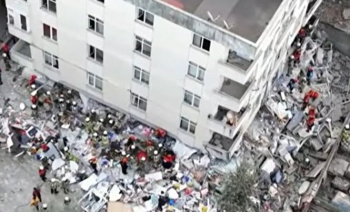 Рухнаха първите етажи на седеметажна сграда в Истанбул, седем души са затрупани