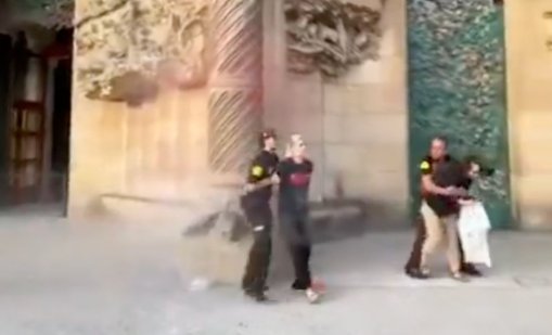 Активисти хвърлиха боя по Саграда Фамилия заради пожарите в Испания ВИДЕО