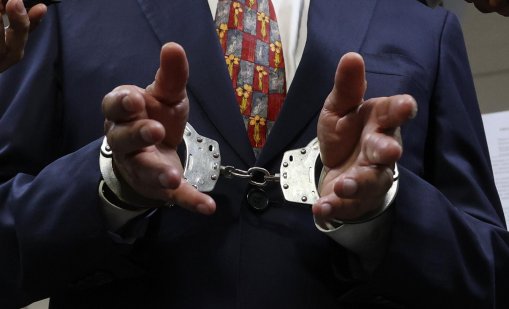 Мъж от Мейн влезе с взлом в апартамент, за да... отвори коледните подаръци