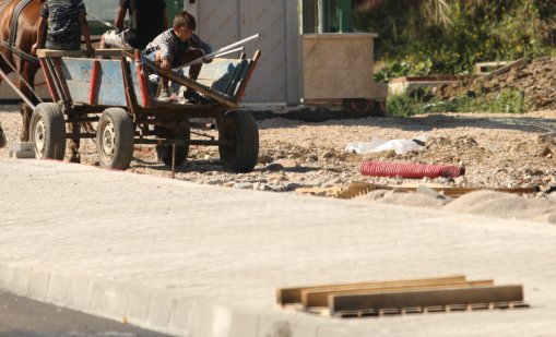 Терор над скърбящи: Роми строят къщи от надгробни камъни, гърмят маанета от сутрин до вечер