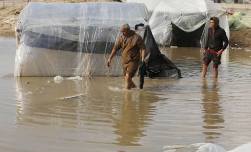 Буря потопи Газа, отнесе палатките