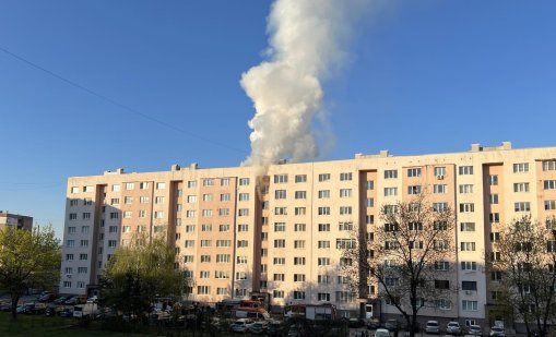 Пожар пламна в блок в Перник, гъст дим се издига над сградата