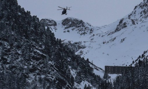 Трима души загинаха и още четирима са ранени при падане на две лавини във Френските Алпи