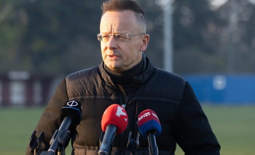 Къде изчезна Сиярто след загубата на Орбан? 