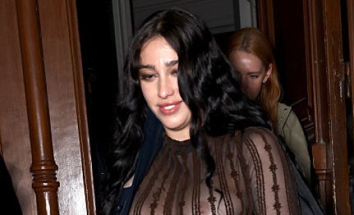 Дъщерята на Мадона се появи без бельо на Седмицата на модата в Париж