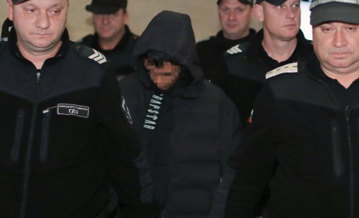 На 15-годишния, намушкал свой връстник в мол, му прилоша, откараха го с линейка от съда