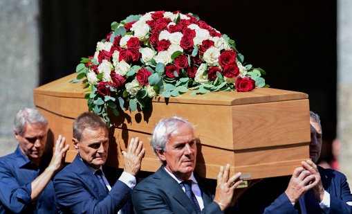 В кадър: Последно сбогом с легендарния Франко Барези в сърцето на Милано