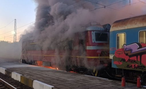Влак гори на гарата в Бургас 