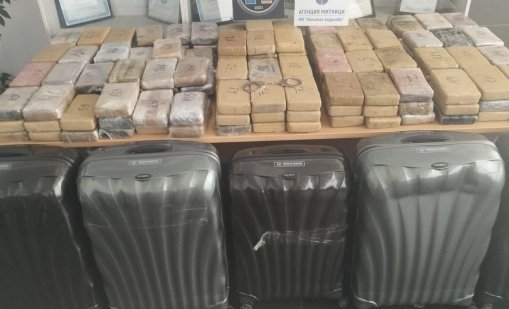 Задържаните за рекордното количество кокаин остават в ареста