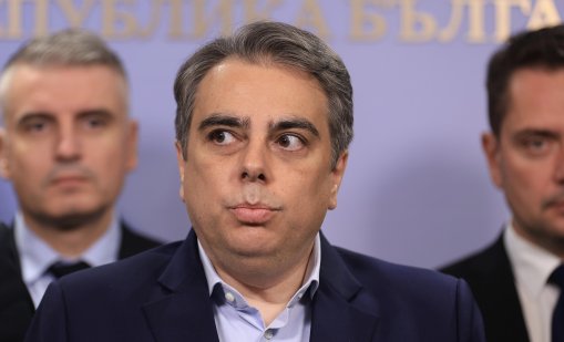 Асен Василев: Проблемът се казва Румен Радев, Доцова сама да подаде оставка 