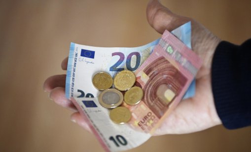 Закопчаха двама служители на НАП за рекет в Черноморец