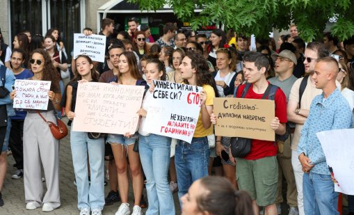 Студенти протестираха пред СУ: Образованието е право, а не привилегия