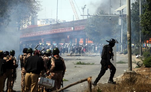 Най-малко девет души бяха убити при протести в Пакистан след смъртта на Хаменей