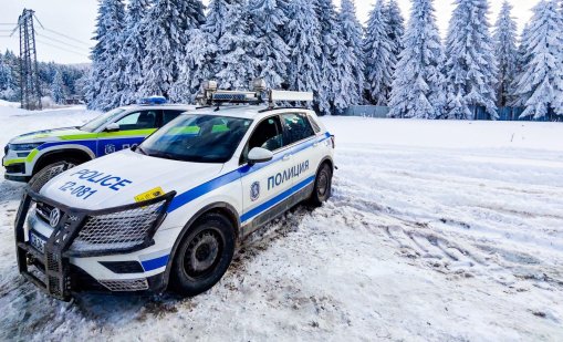 Отвориха пътя към хижа "Петрохан", сградата още е под охрана 