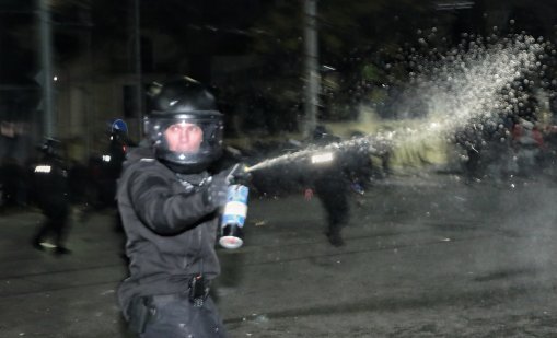 В кадър: Има задържани за погрома край централата на ДПС