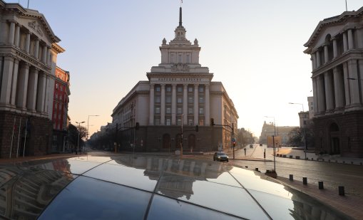 Политолог: Правителството играе за историята, страната да влезе в еврозоната