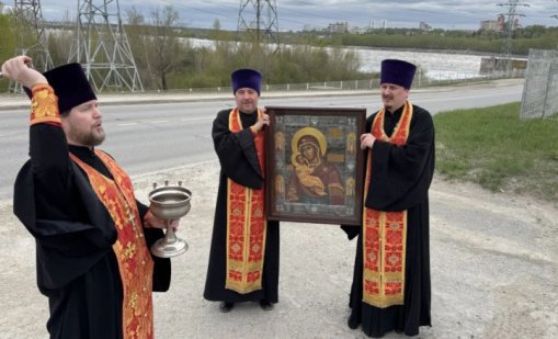 Свещеници бранят Русия от украински дронове с... икони 