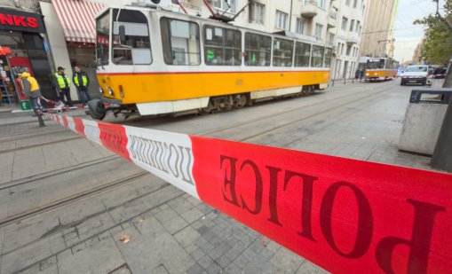 Инцидент в София: Трамвай блъсна момиче на пл. "Славейков" СНИМКИ/ВИДЕО