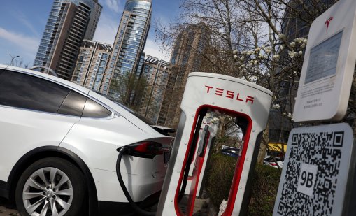 Tesla отлага пускането на по-евина е-кола на пазара