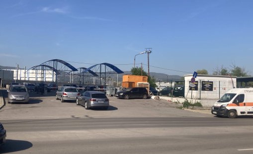 Работник се барикадира в гараж "Земляне"