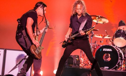 Кърк Хамет от Metallica падна от сцената по време на концерт