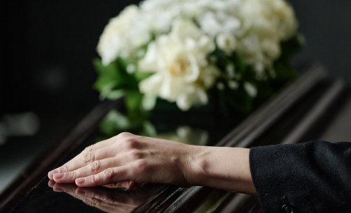 Жена си организира погребение на 80-ия юбилей, за да... не пропусне нищо (ВИДЕО)