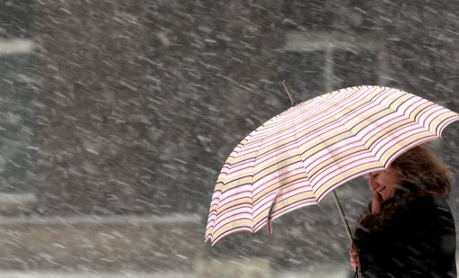 Времето утре: Облачно, дъждовно, ще нахлува студен въздух