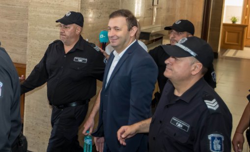 СГС гледа мярката за неотклонение на Барбутов и Рафаилов СНИМКИ