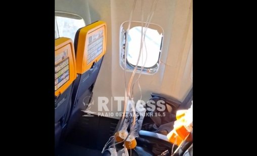 Парче от двигателя на самолет на Ryanair счупи прозорец, мъж почти излетя от него ВИДЕО