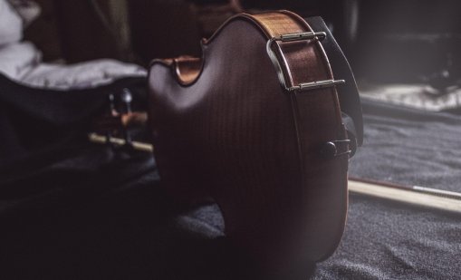 Недекларирани цигулки задържаха митничари на Летище София