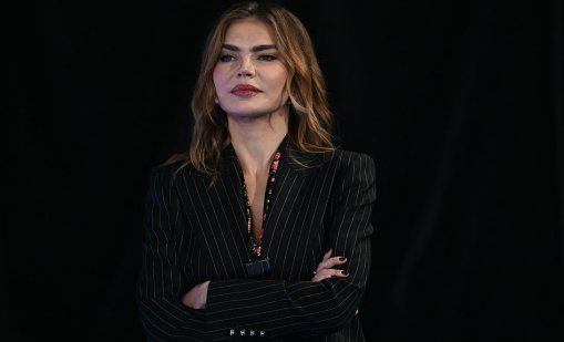 Алина Кабаева на Путин купи любимия му вестник "Комсомолская правда"
