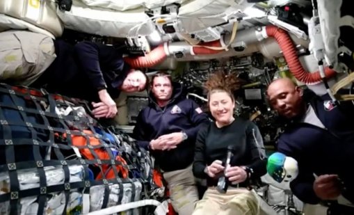 Астронавтите на NASA спят с глава надолу, превръщат капсулата в свой дом ВИДЕО