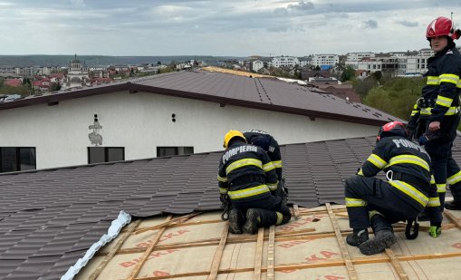 Един човек загина при бурен вятър, причинил щети и аварии в Румъния