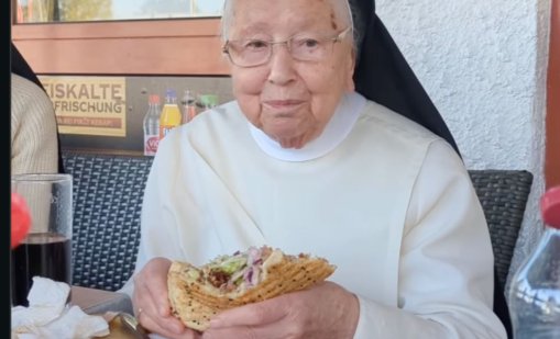 92-годишна монахиня стана звезда, след като изяде първия си дюнер кебап ВИДЕО