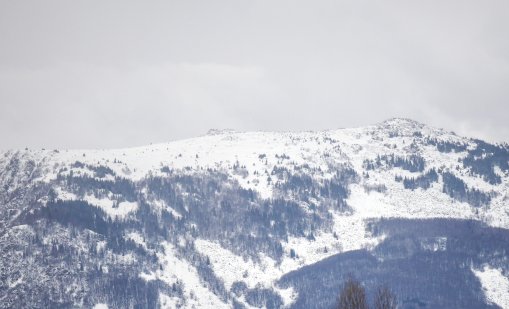 В планините е мъгливо и духа вятър