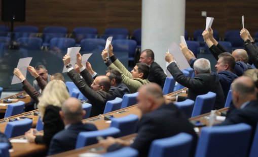 Парламентът гласува вота на недоверие към правителството днес