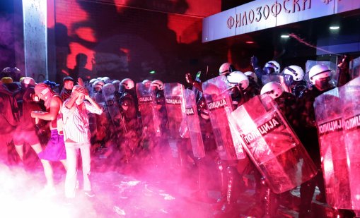 Жандармерията атакува с шокови гранати и сълзотворен газ протестиращи в Нови Сад
