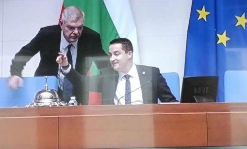 Божанков се шегува от трибуната на НС, седна на председателското място