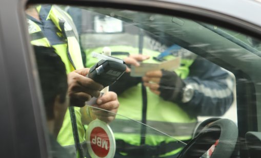 Възрастен шофьор, опитал да избегне санкция за нарушение, блъсна полицай 