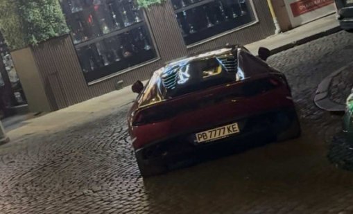 Червено Lamborghini блокира Капана в Пловдив, собственикът му си пие чай  