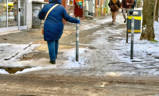Ледена пързалка по улиците на София СНИМКИ