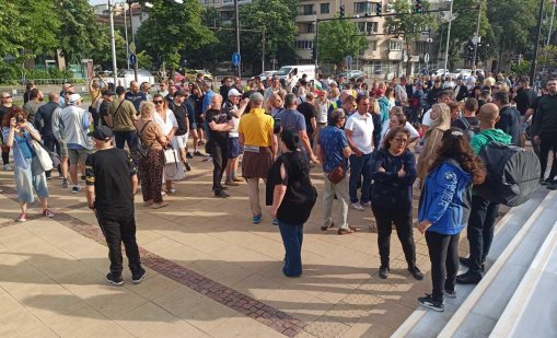 Варненци протестират срещу кмета Коцев, искат оставката му СНИМКИ