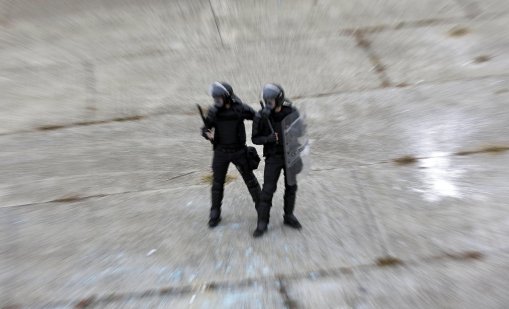 Трима карабинери загинаха, опитали да изведат незаконно настанили се в къща