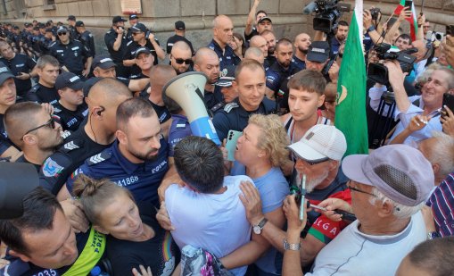 Протестиращи срещу еврото се сблъскаха с полицията пред Народното събрание ВИДЕО