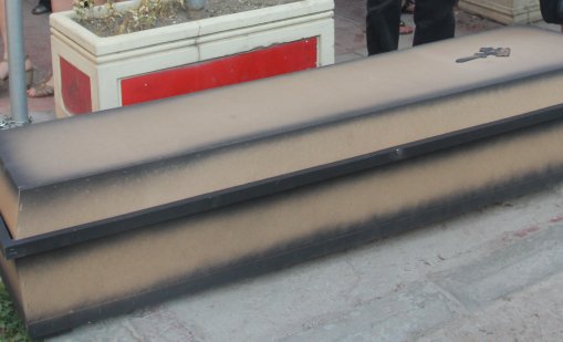 Новатор: Мъж транспортира дрога в... ковчег