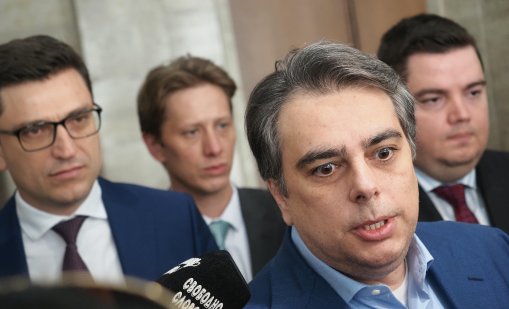 Асен Василев отговори на Борисов: Иска да спечели служебно Варна и София