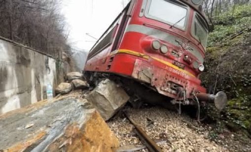 Машинистите на дерайлиралия влак край Трявна: След 20 метра ни очакваше пропаст, но се спасихме