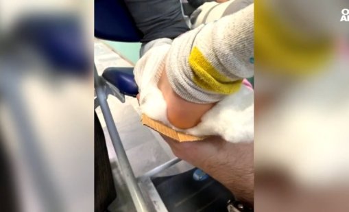 Пълен абсурд: Обездвижиха счупен крак на 6-годишно с кутия за пица ВИДЕО