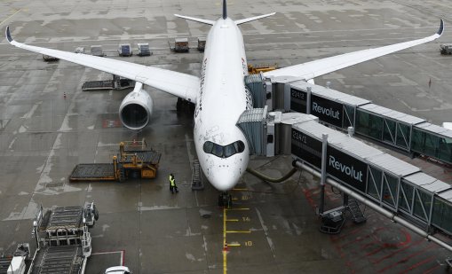 Авиокомпании от цял свят вдигат цените на билетите заради цената на керосина